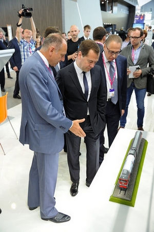 Дмитрий Медведев посетил стенд Группы Синара и ТМК на «Иннопроме»